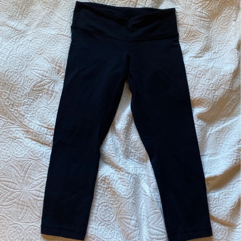Lululemon Leggings mid rise crop size 6